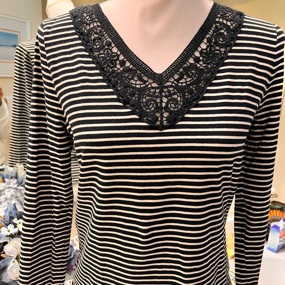 Super cute Chsps tee with lace collar